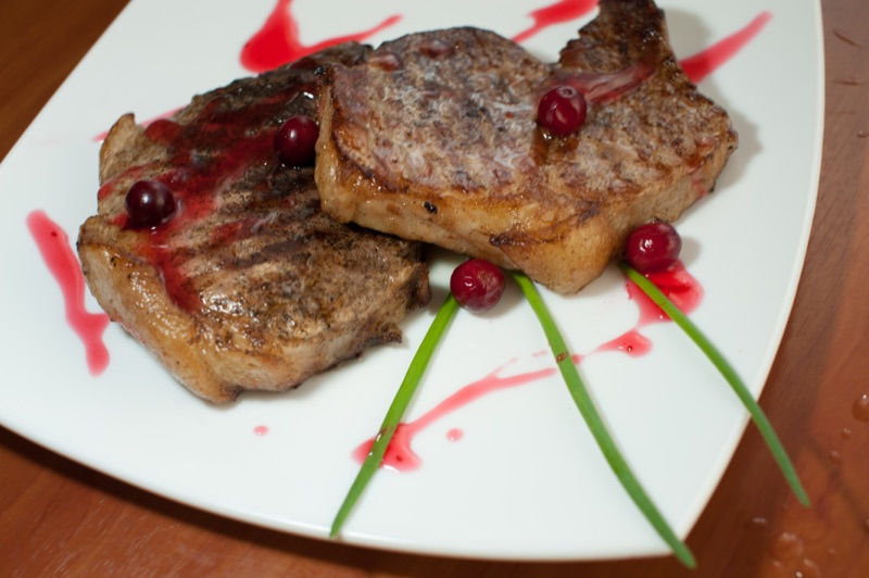 Стейк с ягодным соусом